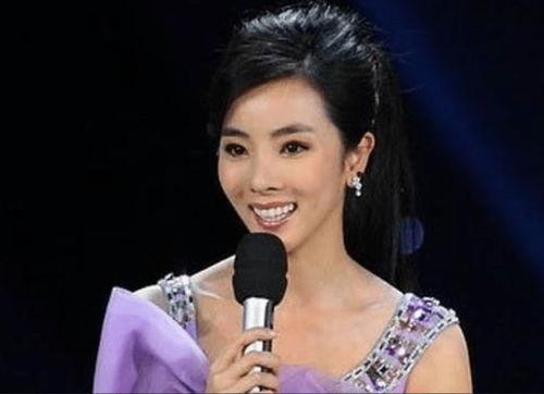 娱乐吃瓜君知名主持人,不生孩子不买房，低调人生背后的坚守与爱情